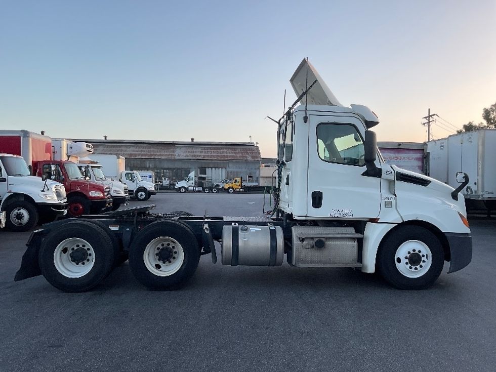 Day Cab Tractor-Heavy Duty Tractors-Freightliner-2019-T12664ST-Torrance-CA-281,232\n\t\tmiles-$ 51,000 - Image 8
