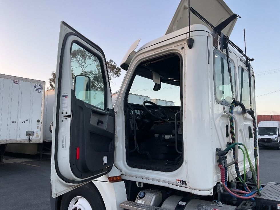 Day Cab Tractor-Heavy Duty Tractors-Freightliner-2019-T12664ST-Torrance-CA-281,232\n\t\tmiles-$ 51,000 - Image 9