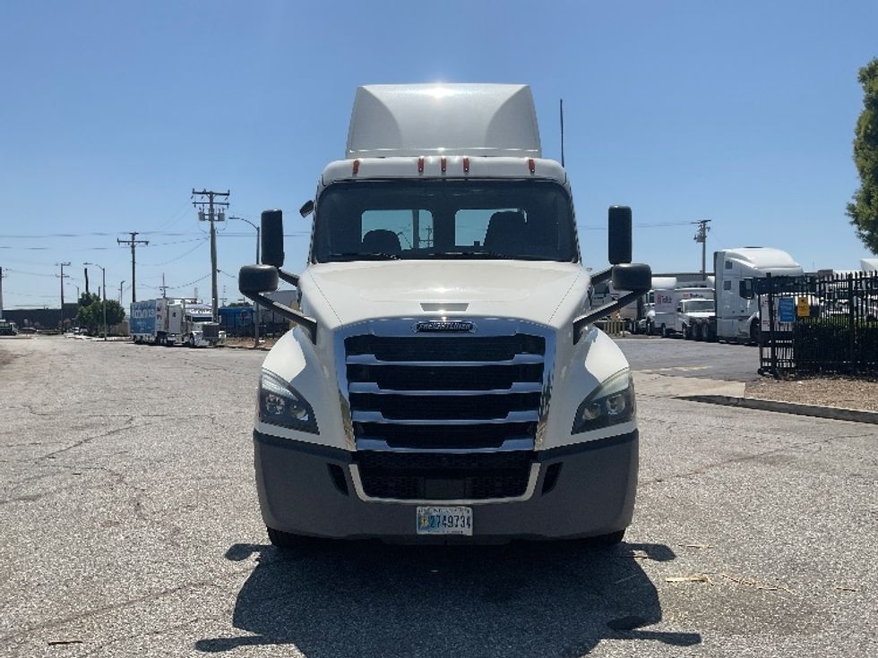 Day Cab Tractor-Heavy Duty Tractors-Freightliner-2019-T12664ST-Torrance-CA-297,787\n\t\tmiles-$ 50,000 - Image 2