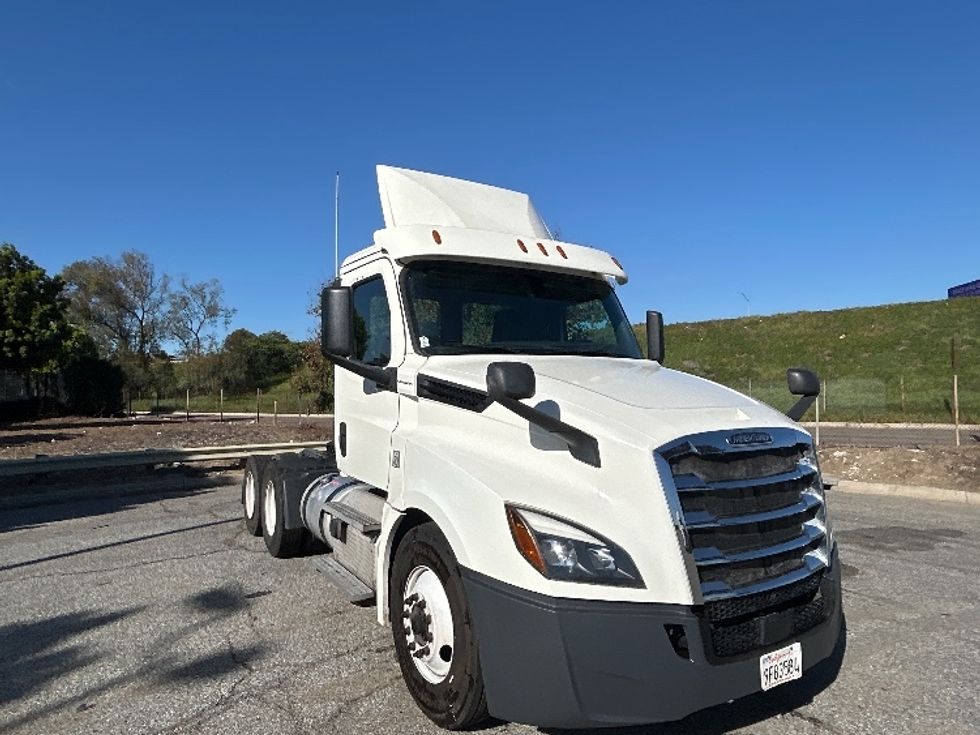 Day Cab Tractor-Heavy Duty Tractors-Freightliner-2019-T12664ST-Torrance-CA-300,153\n\t\tmiles-$ 50,000 - Image 1