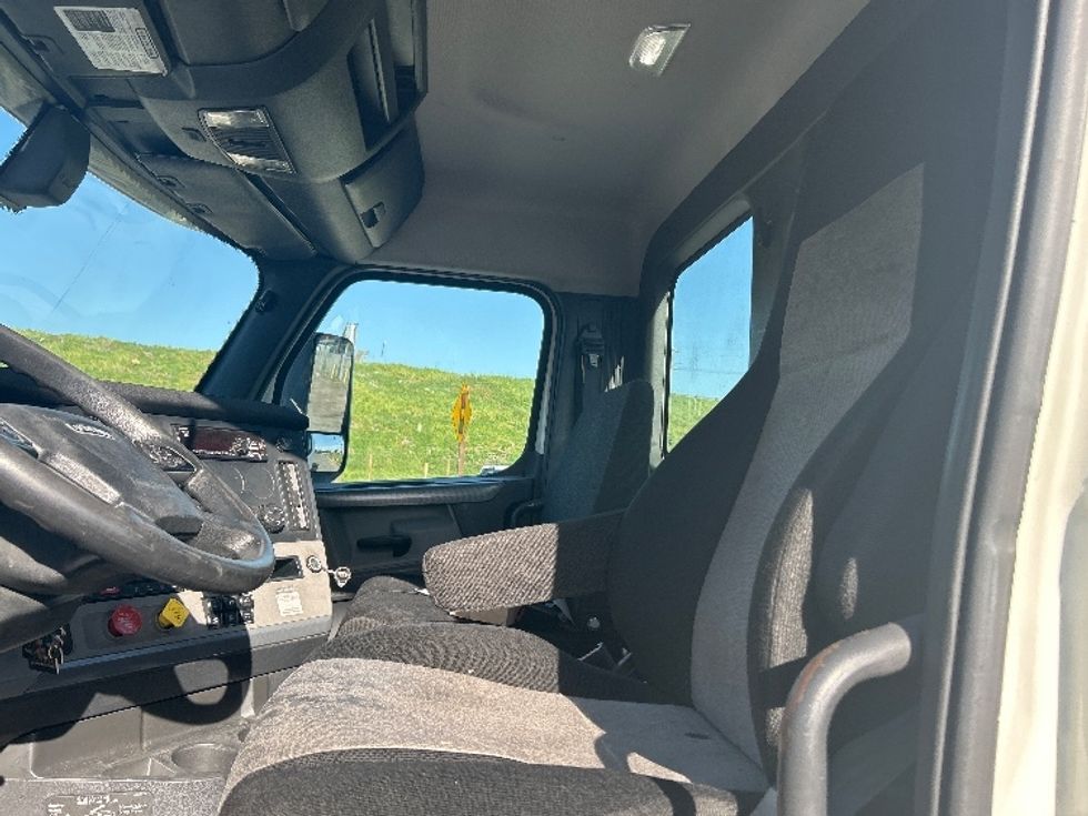 Day Cab Tractor-Heavy Duty Tractors-Freightliner-2019-T12664ST-Torrance-CA-300,153\n\t\tmiles-$ 50,000 - Image 10