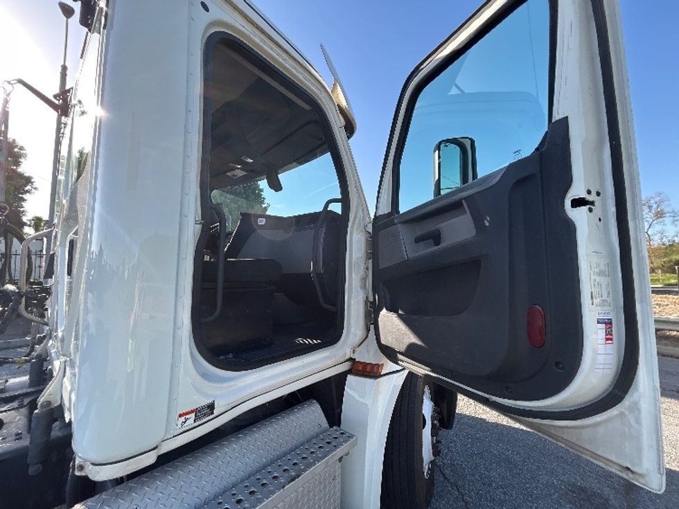 Day Cab Tractor-Heavy Duty Tractors-Freightliner-2019-T12664ST-Torrance-CA-300,153\n\t\tmiles-$ 50,000 - Image 12