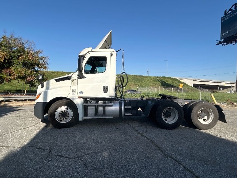 Day Cab Tractor-Heavy Duty Tractors-Freightliner-2019-T12664ST-Torrance-CA-300,153\n\t\tmiles-$ 50,000 - Image 4