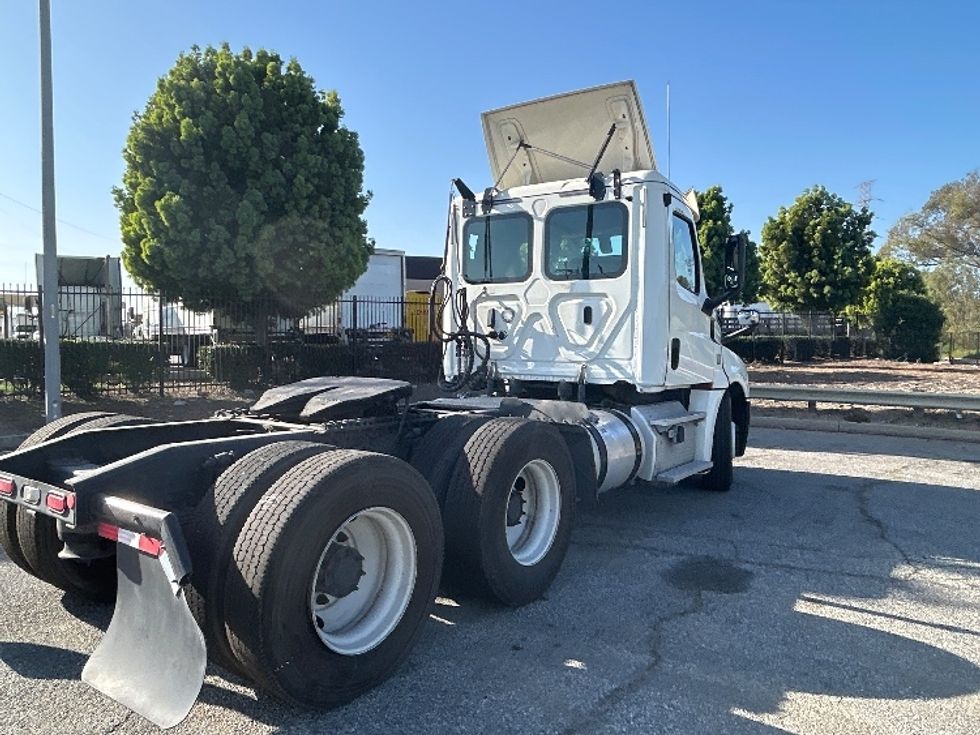 Day Cab Tractor-Heavy Duty Tractors-Freightliner-2019-T12664ST-Torrance-CA-300,153\n\t\tmiles-$ 50,000 - Image 7