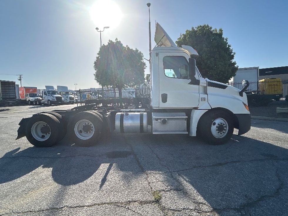 Day Cab Tractor-Heavy Duty Tractors-Freightliner-2019-T12664ST-Torrance-CA-300,153\n\t\tmiles-$ 50,000 - Image 8