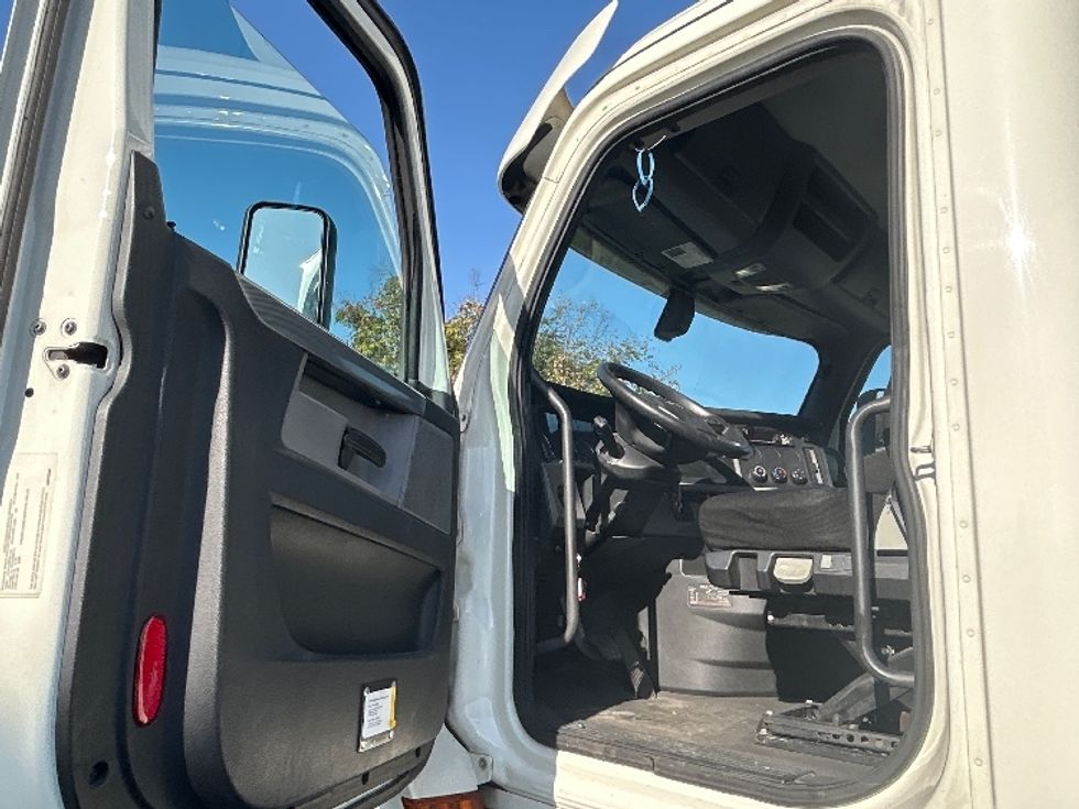 Day Cab Tractor-Heavy Duty Tractors-Freightliner-2019-T12664ST-Torrance-CA-300,153\n\t\tmiles-$ 50,000 - Image 9
