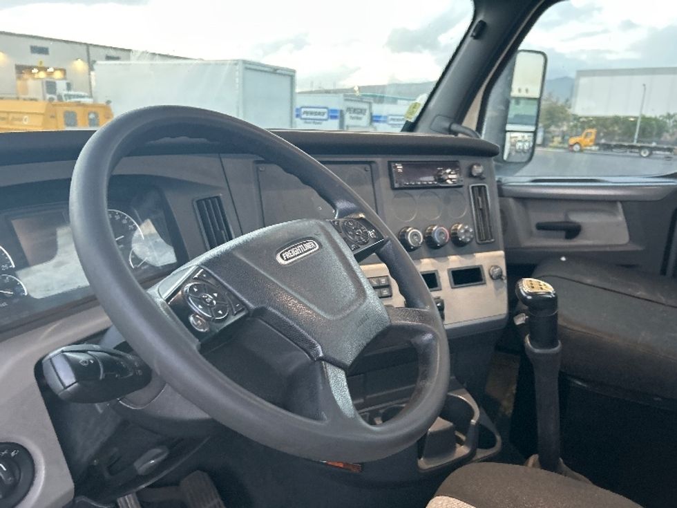 Day Cab Tractor-Heavy Duty Tractors-Freightliner-2019-T12664ST-Torrance-CA-308,127\n\t\tmiles-$ 41,750 - Image 10