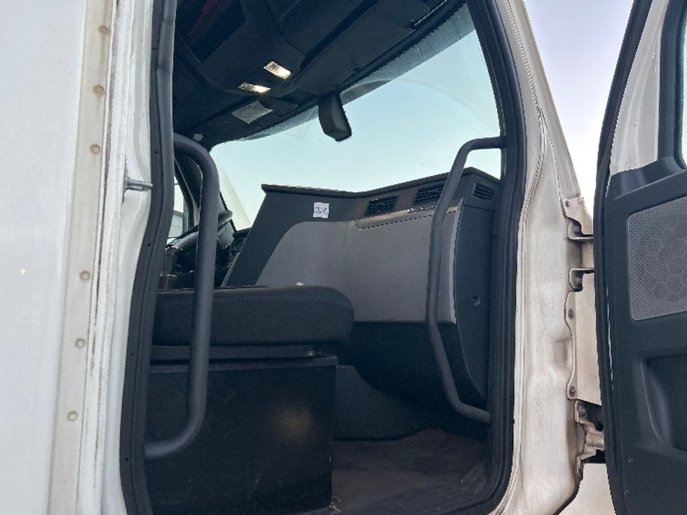 Day Cab Tractor-Heavy Duty Tractors-Freightliner-2019-T12664ST-Torrance-CA-308,127\n\t\tmiles-$ 41,750 - Image 12