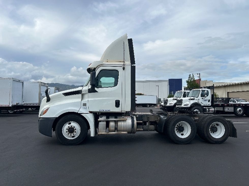 Day Cab Tractor-Heavy Duty Tractors-Freightliner-2019-T12664ST-Torrance-CA-308,127\n\t\tmiles-$ 41,750 - Image 4