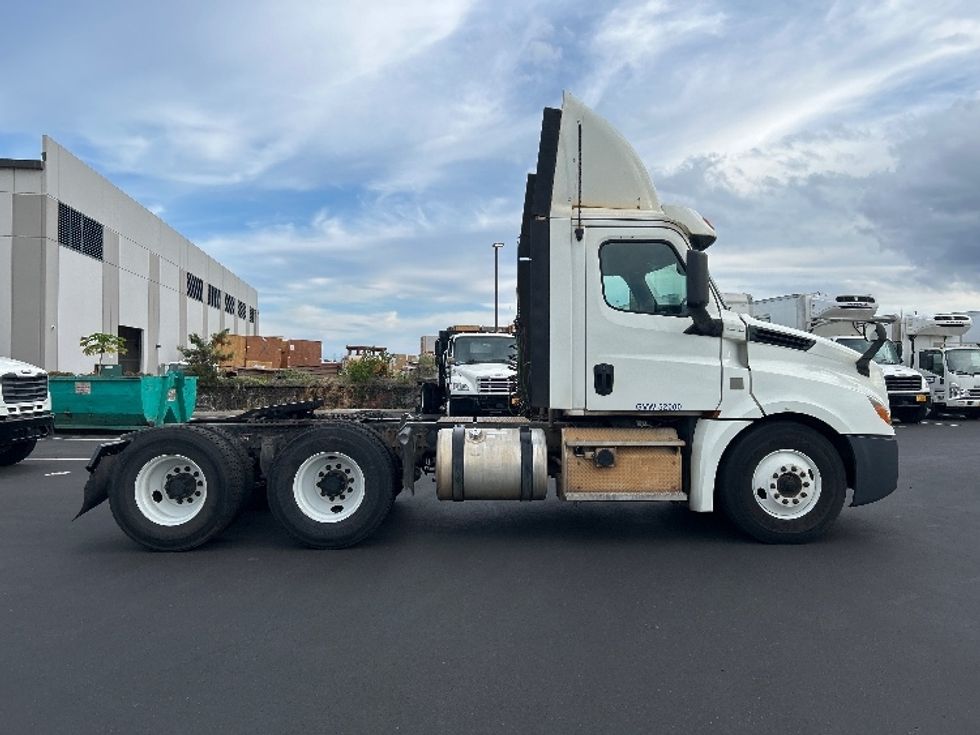 Day Cab Tractor-Heavy Duty Tractors-Freightliner-2019-T12664ST-Torrance-CA-308,127\n\t\tmiles-$ 41,750 - Image 8