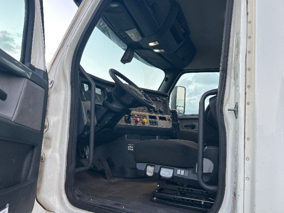 Day Cab Tractor-Heavy Duty Tractors-Freightliner-2019-T12664ST-Torrance-CA-308,127\n\t\tmiles-$ 41,750 - Image 9