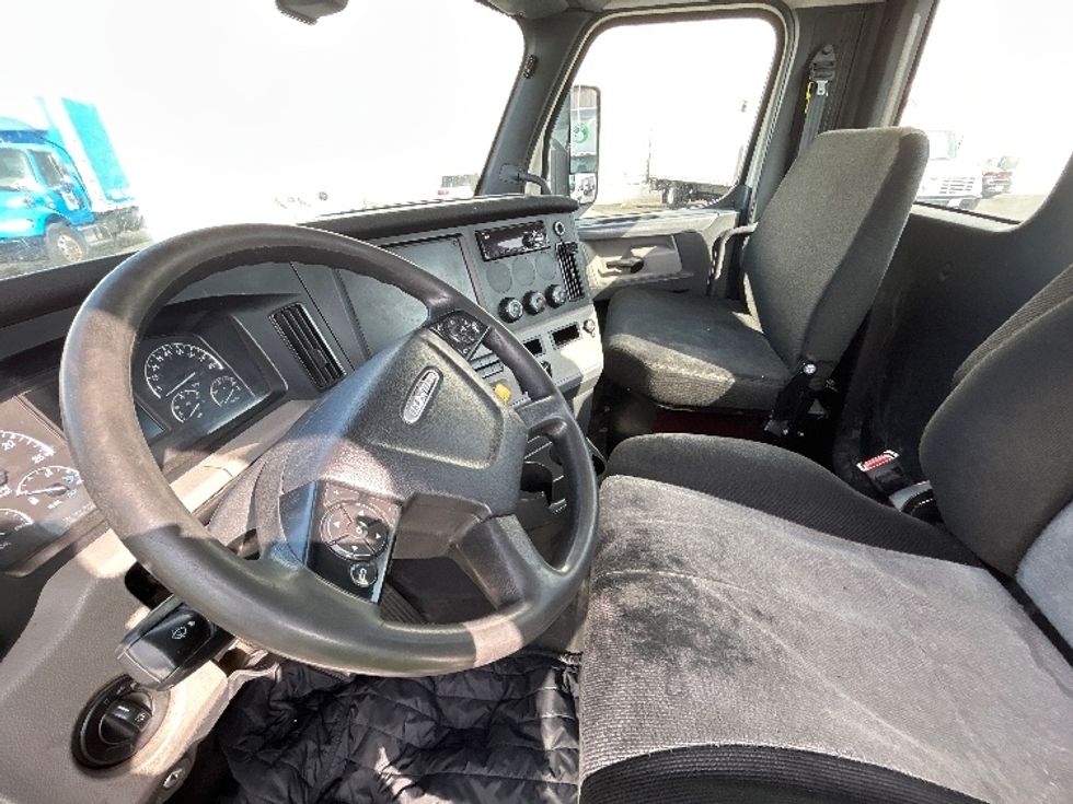 Day Cab Tractor-Heavy Duty Tractors-Freightliner-2019-T12664ST-Torrance-CA-314,597\n\t\tmiles-$ 49,250 - Image 10