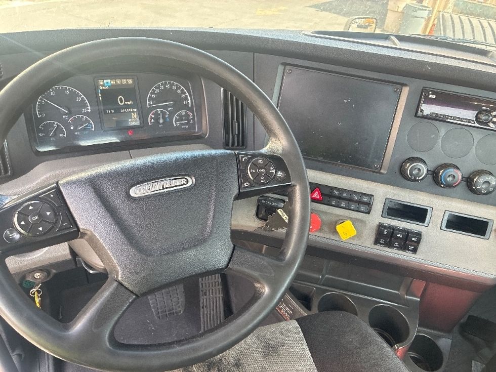 Day Cab Tractor-Heavy Duty Tractors-Freightliner-2019-T12664ST-Torrance-CA-314,597\n\t\tmiles-$ 49,250 - Image 11