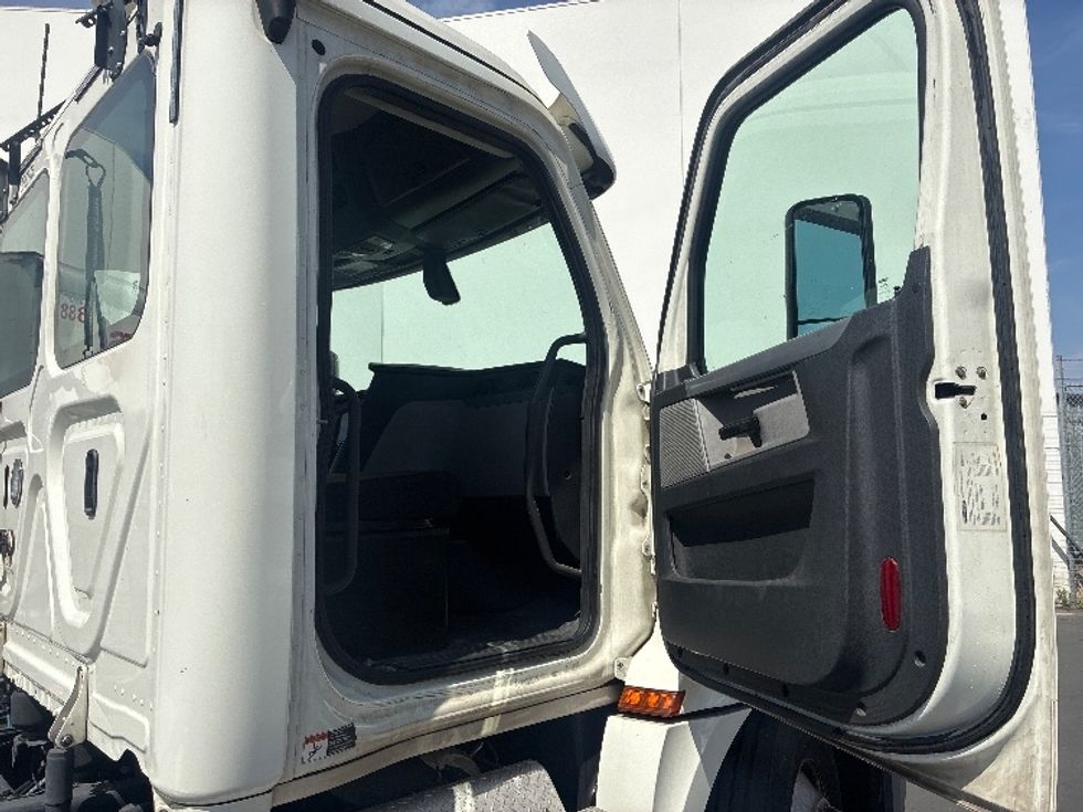 Day Cab Tractor-Heavy Duty Tractors-Freightliner-2019-T12664ST-Torrance-CA-314,597\n\t\tmiles-$ 49,250 - Image 12