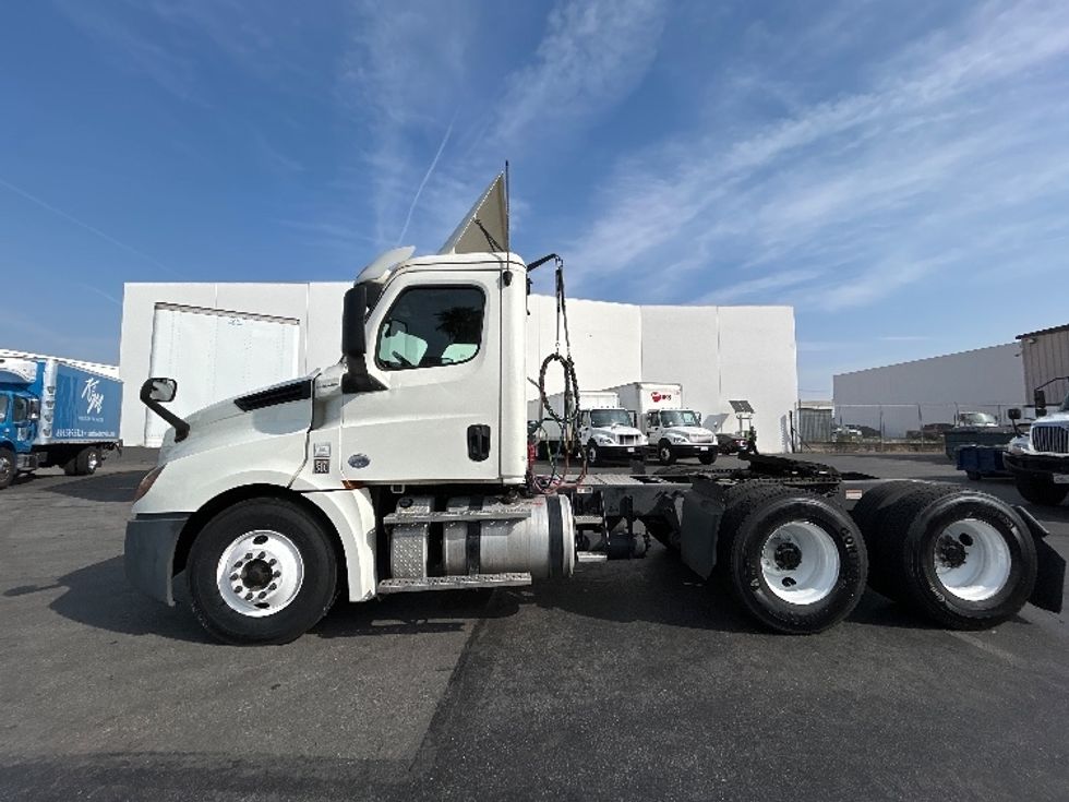 Day Cab Tractor-Heavy Duty Tractors-Freightliner-2019-T12664ST-Torrance-CA-314,597\n\t\tmiles-$ 49,250 - Image 4