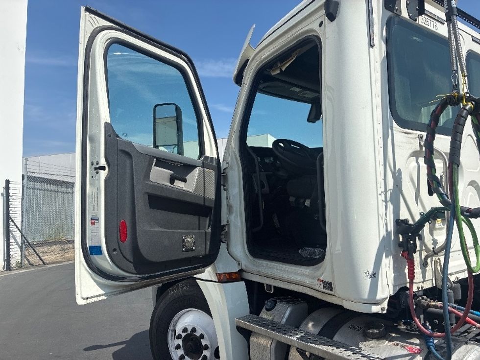 Day Cab Tractor-Heavy Duty Tractors-Freightliner-2019-T12664ST-Torrance-CA-314,597\n\t\tmiles-$ 49,250 - Image 9