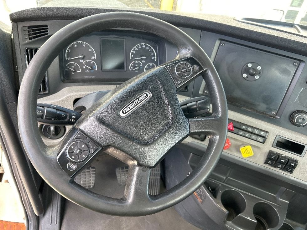 Day Cab Tractor-Heavy Duty Tractors-Freightliner-2019-T12664ST-Torrance-CA-331,209\n\t\tmiles-$ 41,250 - Image 11
