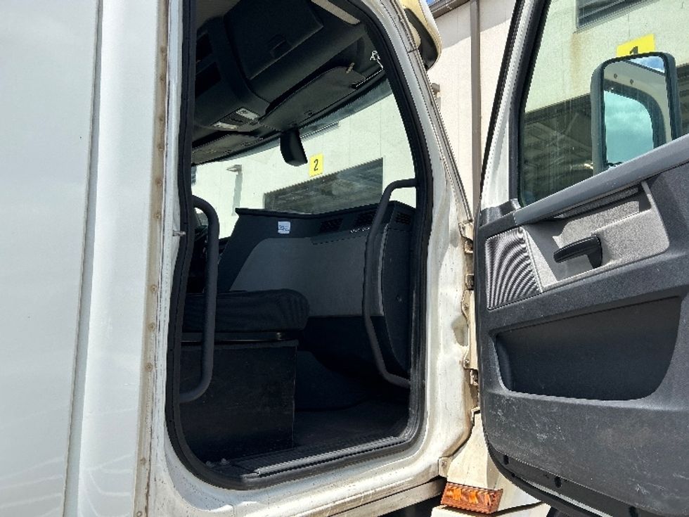 Day Cab Tractor-Heavy Duty Tractors-Freightliner-2019-T12664ST-Torrance-CA-331,209\n\t\tmiles-$ 41,250 - Image 12