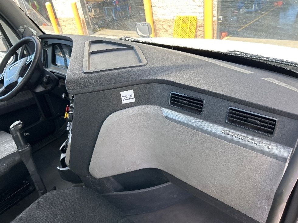 Day Cab Tractor-Heavy Duty Tractors-Freightliner-2019-T12664ST-Torrance-CA-331,209\n\t\tmiles-$ 41,250 - Image 13