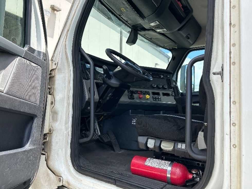 Day Cab Tractor-Heavy Duty Tractors-Freightliner-2019-T12664ST-Torrance-CA-331,209\n\t\tmiles-$ 41,250 - Image 9