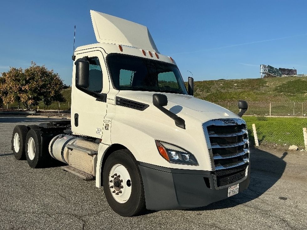 Day Cab Tractor-Heavy Duty Tractors-Freightliner-2019-T12664ST-Torrance-CA-345,605\n\t\tmiles-$ 44,500 - Image 1
