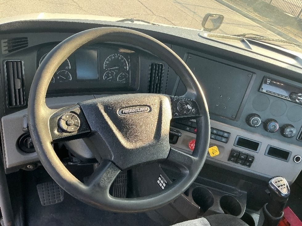 Day Cab Tractor-Heavy Duty Tractors-Freightliner-2019-T12664ST-Torrance-CA-345,605\n\t\tmiles-$ 44,500 - Image 10