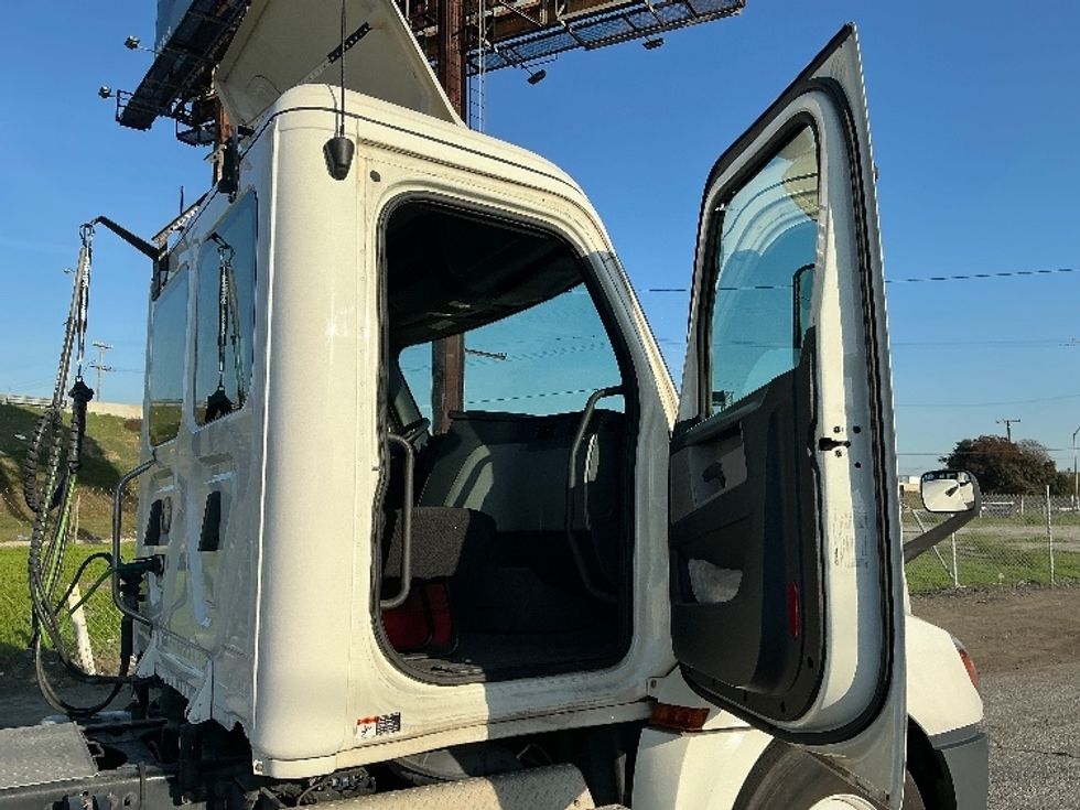 Day Cab Tractor-Heavy Duty Tractors-Freightliner-2019-T12664ST-Torrance-CA-345,605\n\t\tmiles-$ 44,500 - Image 12