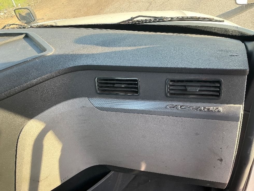 Day Cab Tractor-Heavy Duty Tractors-Freightliner-2019-T12664ST-Torrance-CA-345,605\n\t\tmiles-$ 44,500 - Image 13