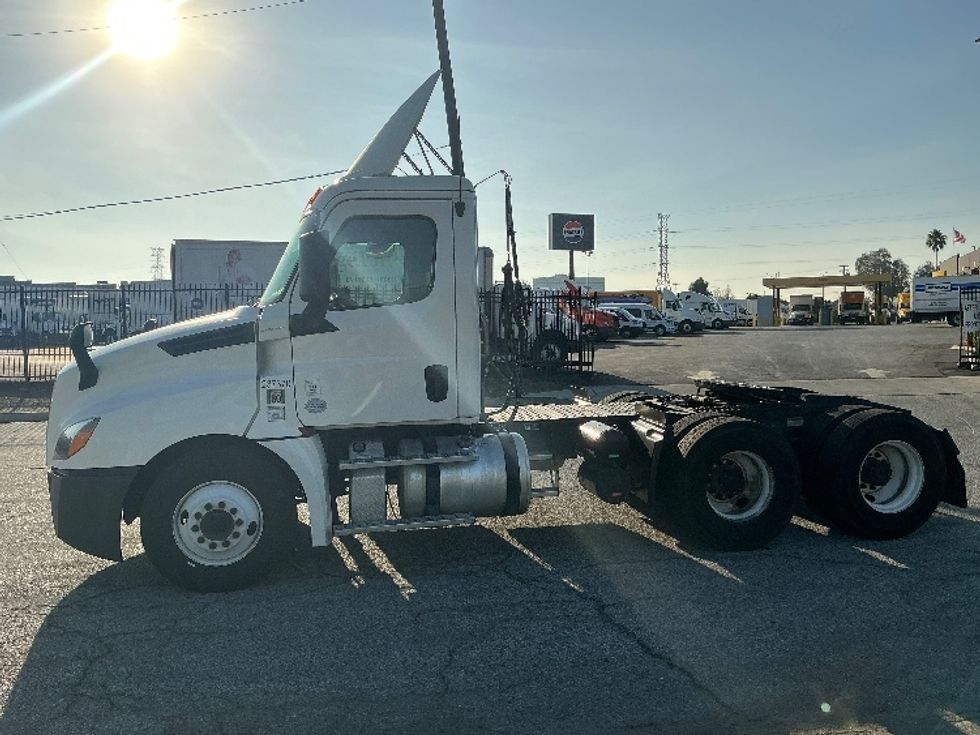 Day Cab Tractor-Heavy Duty Tractors-Freightliner-2019-T12664ST-Torrance-CA-345,605\n\t\tmiles-$ 44,500 - Image 4