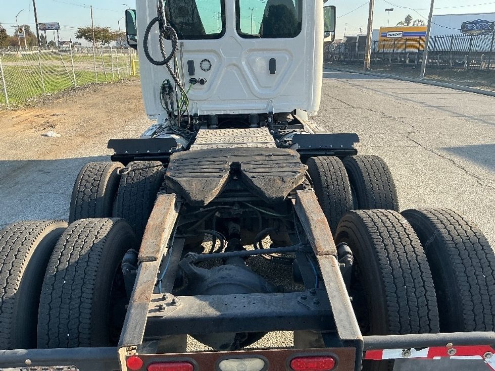 Day Cab Tractor-Heavy Duty Tractors-Freightliner-2019-T12664ST-Torrance-CA-345,605\n\t\tmiles-$ 44,500 - Image 6
