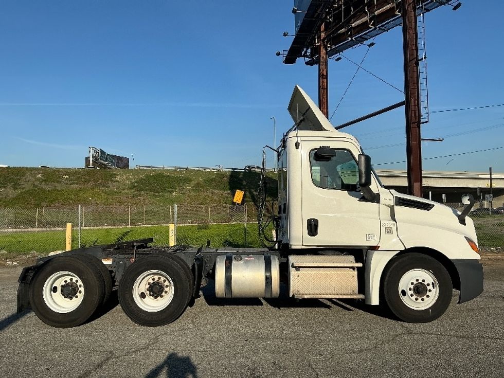 Day Cab Tractor-Heavy Duty Tractors-Freightliner-2019-T12664ST-Torrance-CA-345,605\n\t\tmiles-$ 44,500 - Image 8