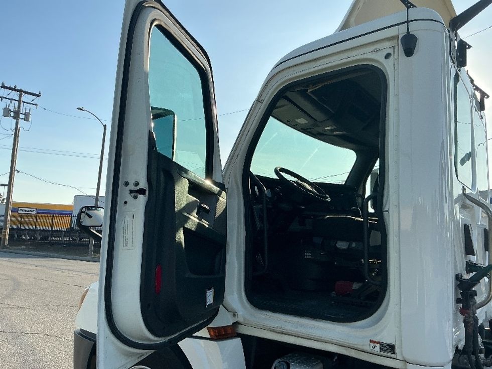Day Cab Tractor-Heavy Duty Tractors-Freightliner-2019-T12664ST-Torrance-CA-345,605\n\t\tmiles-$ 44,500 - Image 9