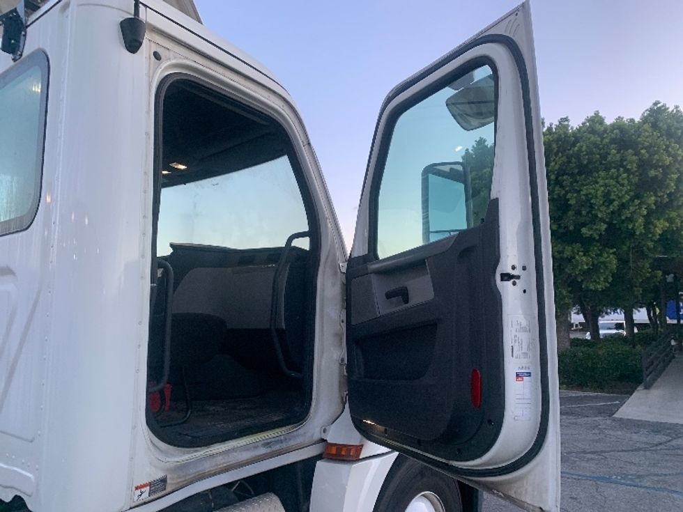 Day Cab Tractor-Heavy Duty Tractors-Freightliner-2019-T12664ST-Torrance-CA-374,489\n\t\tmiles-$ 42,500 - Image 12