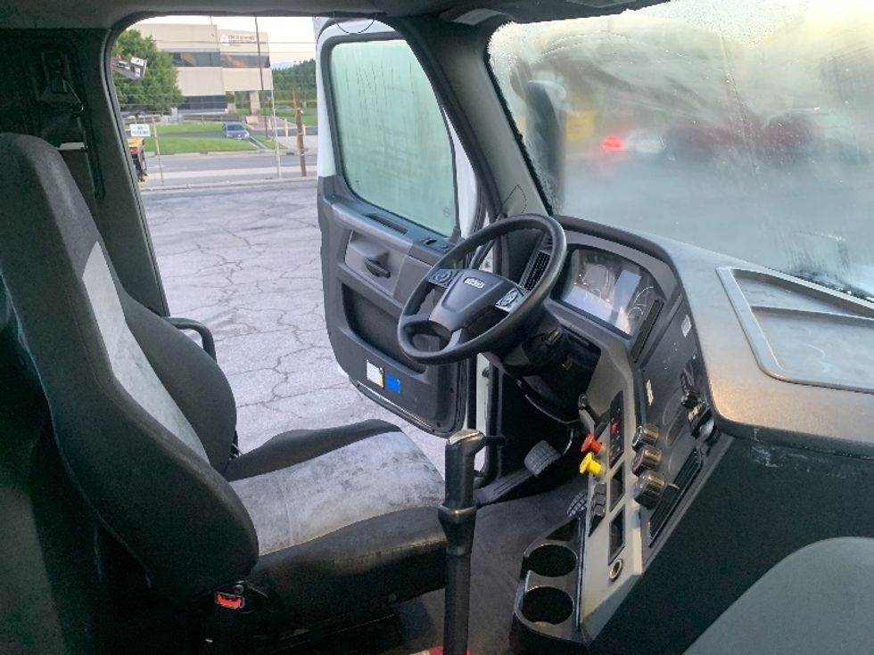 Day Cab Tractor-Heavy Duty Tractors-Freightliner-2019-T12664ST-Torrance-CA-374,489\n\t\tmiles-$ 42,500 - Image 14