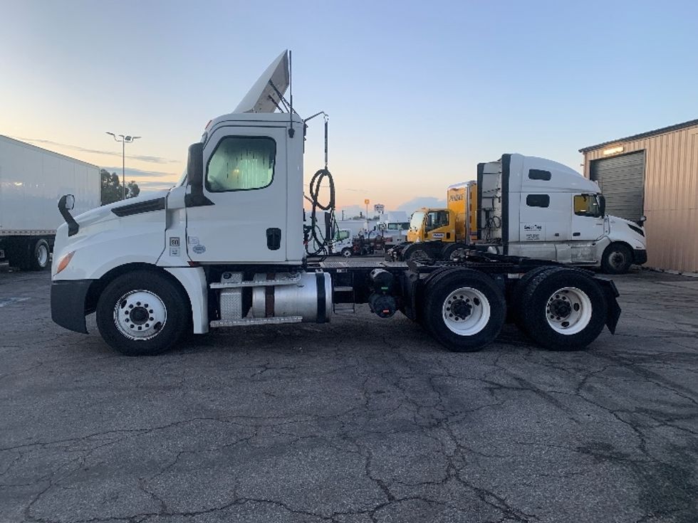 Day Cab Tractor-Heavy Duty Tractors-Freightliner-2019-T12664ST-Torrance-CA-374,489\n\t\tmiles-$ 42,500 - Image 4
