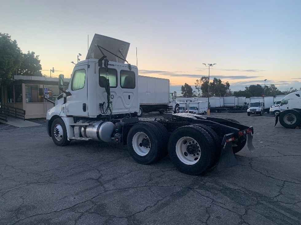 Day Cab Tractor-Heavy Duty Tractors-Freightliner-2019-T12664ST-Torrance-CA-374,489\n\t\tmiles-$ 42,500 - Image 5