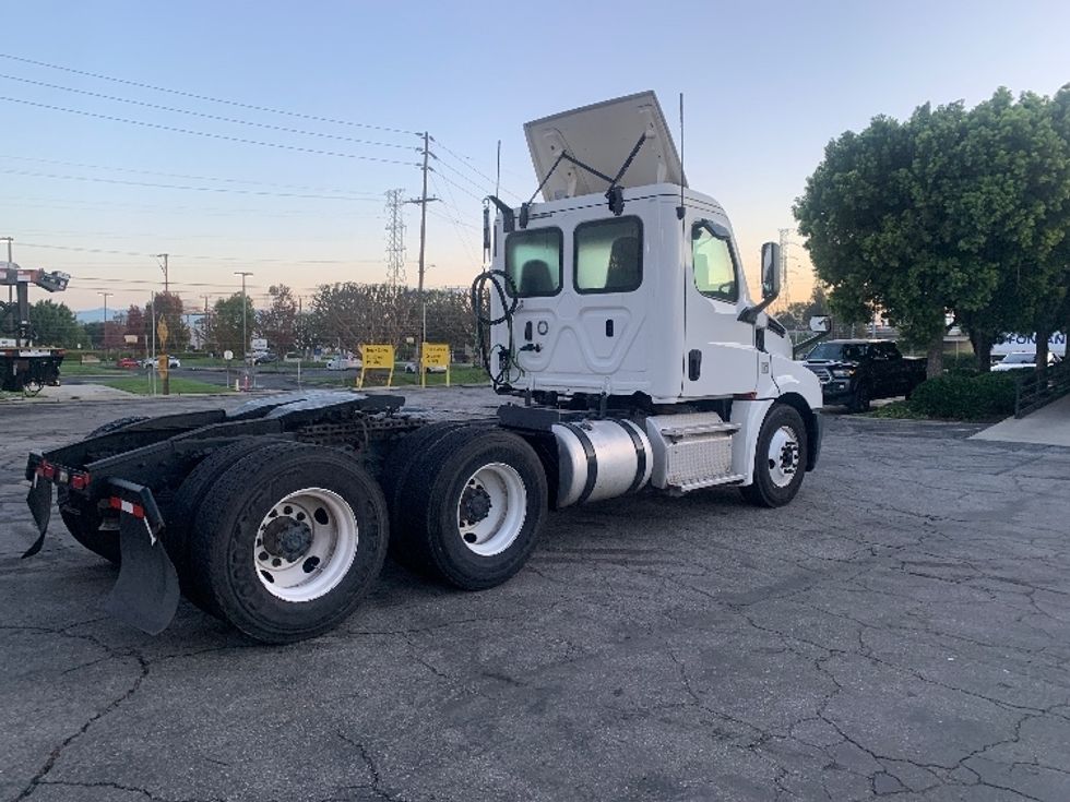 Day Cab Tractor-Heavy Duty Tractors-Freightliner-2019-T12664ST-Torrance-CA-374,489\n\t\tmiles-$ 42,500 - Image 7