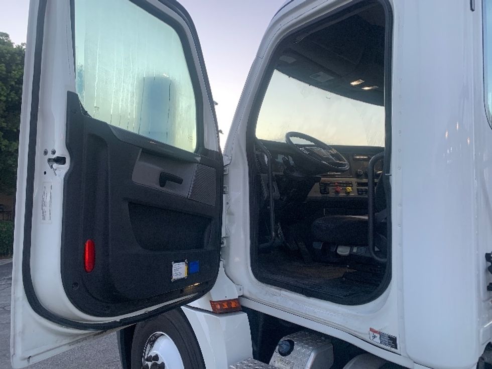 Day Cab Tractor-Heavy Duty Tractors-Freightliner-2019-T12664ST-Torrance-CA-374,489\n\t\tmiles-$ 42,500 - Image 9