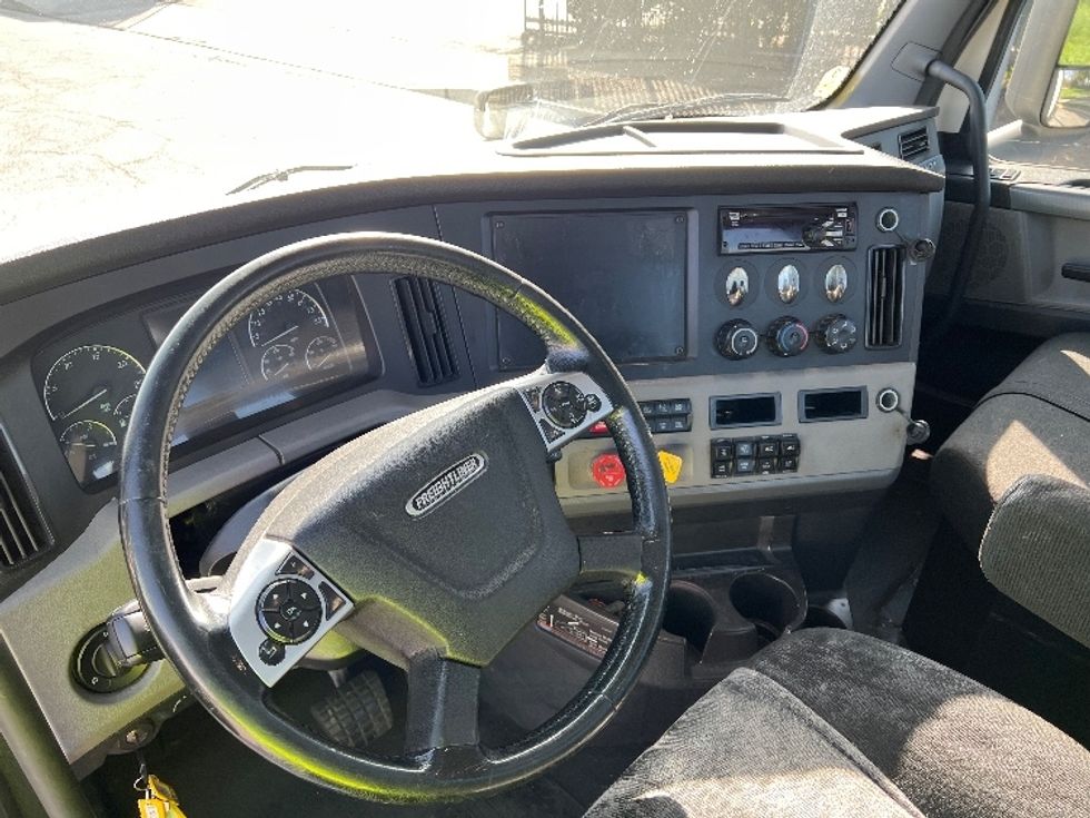 Day Cab Tractor-Heavy Duty Tractors-Freightliner-2019-T12664ST-Torrance-CA-408,643\n\t\tmiles-$ 45,000 - Image 10