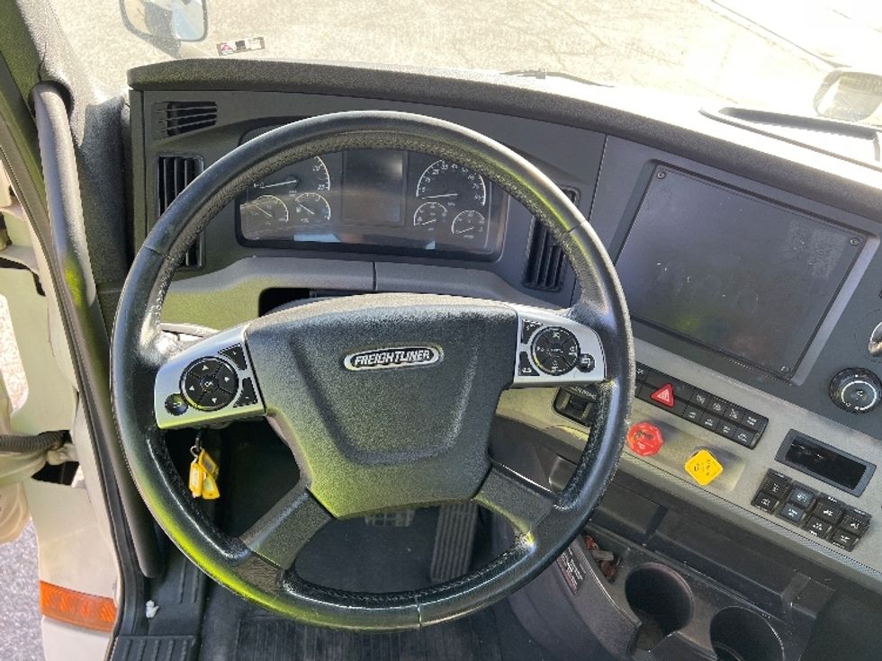 Day Cab Tractor-Heavy Duty Tractors-Freightliner-2019-T12664ST-Torrance-CA-408,643\n\t\tmiles-$ 45,000 - Image 11