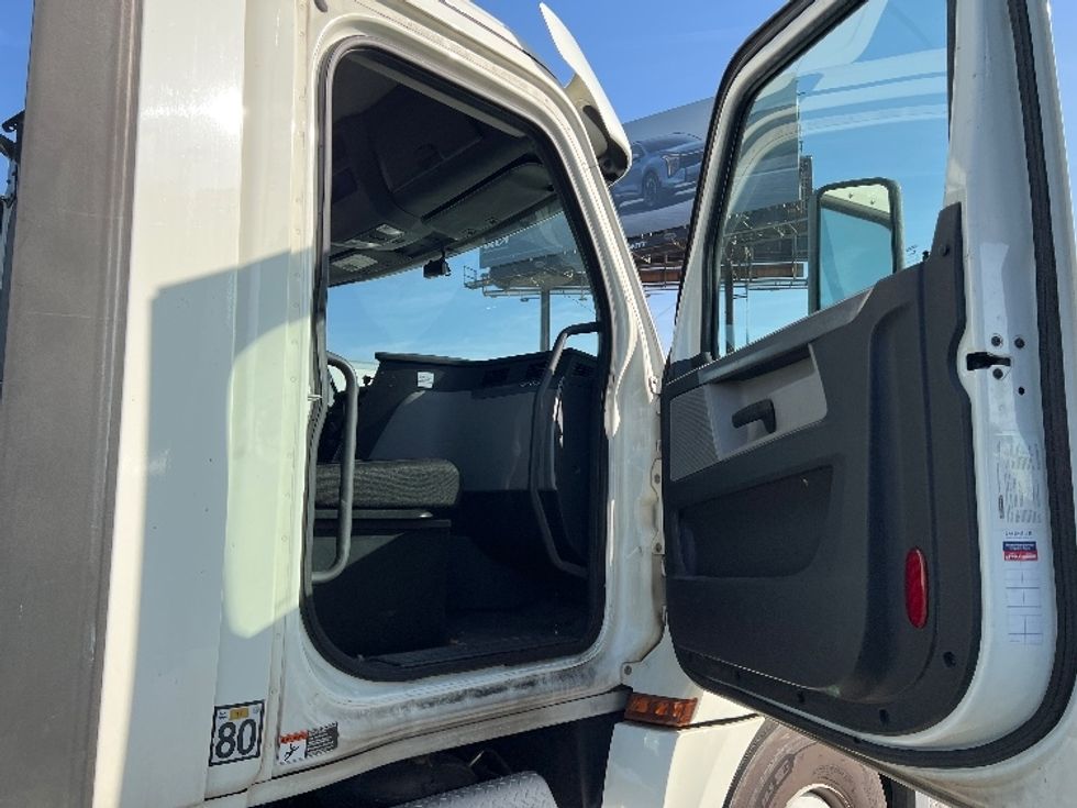 Day Cab Tractor-Heavy Duty Tractors-Freightliner-2019-T12664ST-Torrance-CA-408,643\n\t\tmiles-$ 45,000 - Image 12