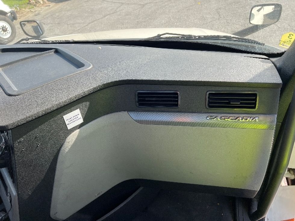 Day Cab Tractor-Heavy Duty Tractors-Freightliner-2019-T12664ST-Torrance-CA-408,643\n\t\tmiles-$ 45,000 - Image 13