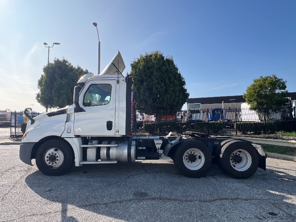 Day Cab Tractor-Heavy Duty Tractors-Freightliner-2019-T12664ST-Torrance-CA-408,643\n\t\tmiles-$ 45,000 - Image 4