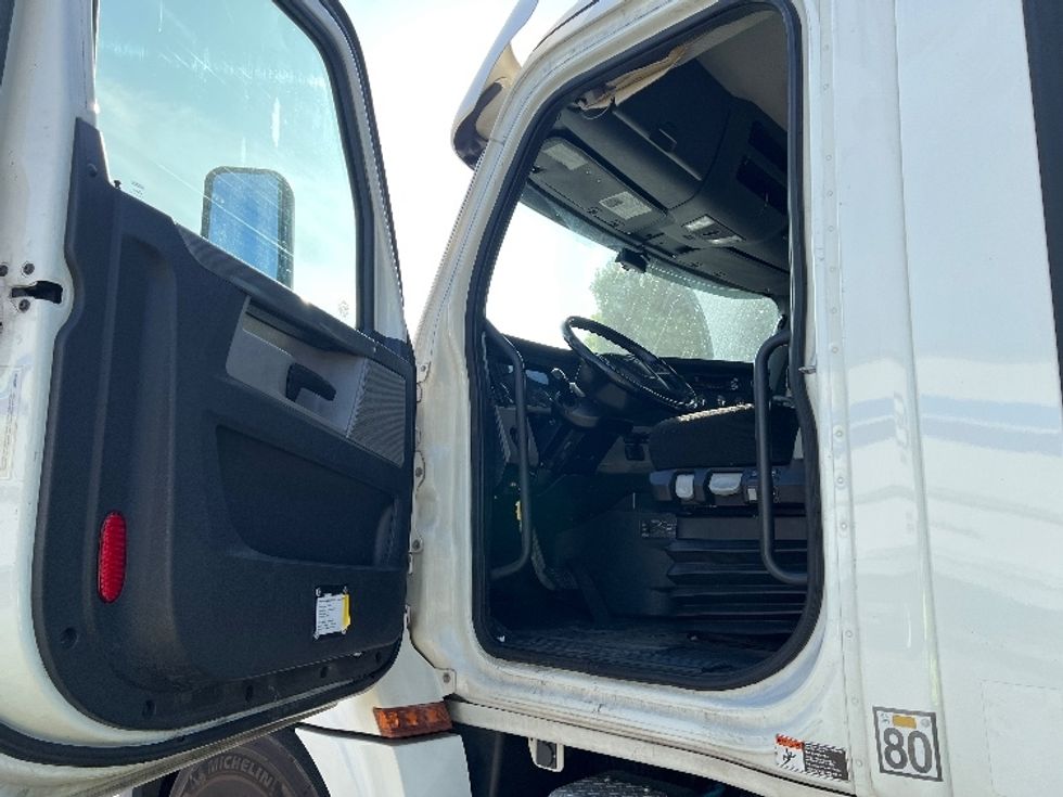 Day Cab Tractor-Heavy Duty Tractors-Freightliner-2019-T12664ST-Torrance-CA-408,643\n\t\tmiles-$ 45,000 - Image 9