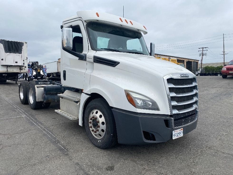 Day Cab Tractor-Heavy Duty Tractors-Freightliner-2019-T12664ST-Torrance-CA-411,144\n\t\tmiles-$ 42,500 - Image 1