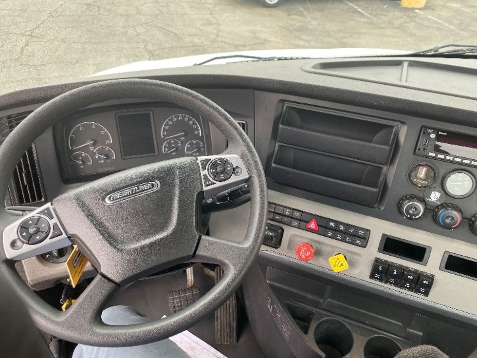 Day Cab Tractor-Heavy Duty Tractors-Freightliner-2019-T12664ST-Torrance-CA-411,144\n\t\tmiles-$ 42,500 - Image 11