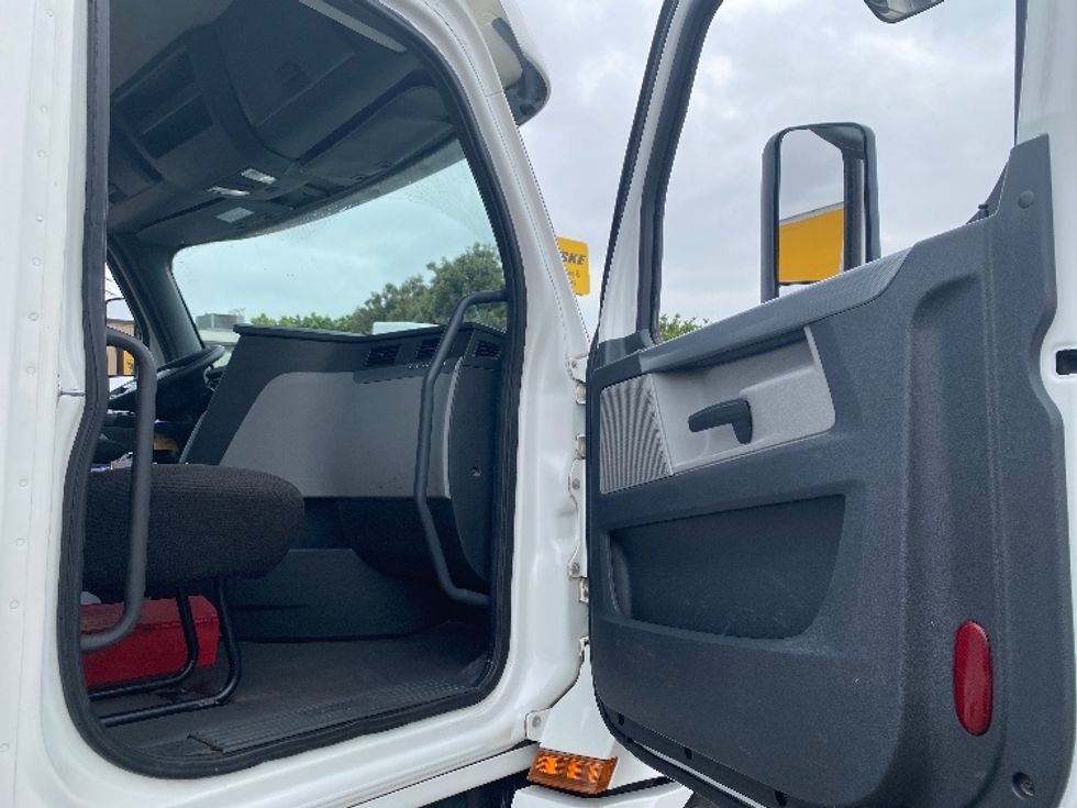 Day Cab Tractor-Heavy Duty Tractors-Freightliner-2019-T12664ST-Torrance-CA-411,144\n\t\tmiles-$ 42,500 - Image 12