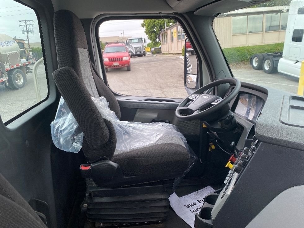 Day Cab Tractor-Heavy Duty Tractors-Freightliner-2019-T12664ST-Torrance-CA-411,144\n\t\tmiles-$ 42,500 - Image 14