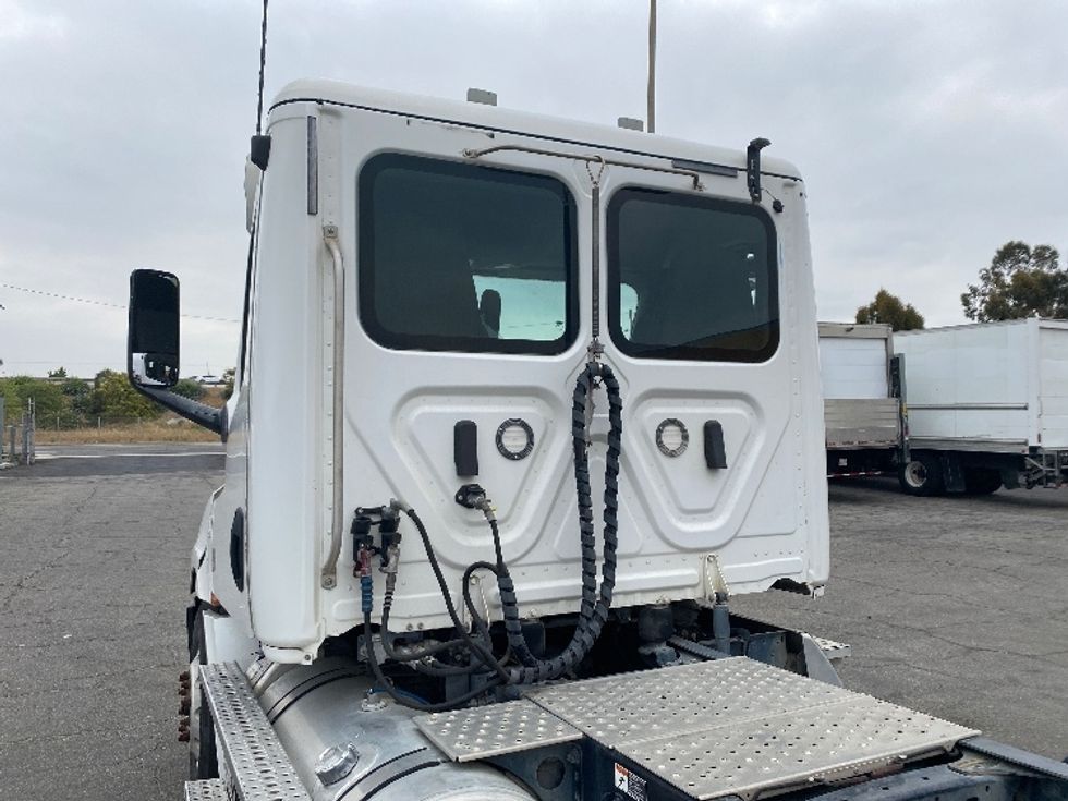 Day Cab Tractor-Heavy Duty Tractors-Freightliner-2019-T12664ST-Torrance-CA-411,144\n\t\tmiles-$ 42,500 - Image 19