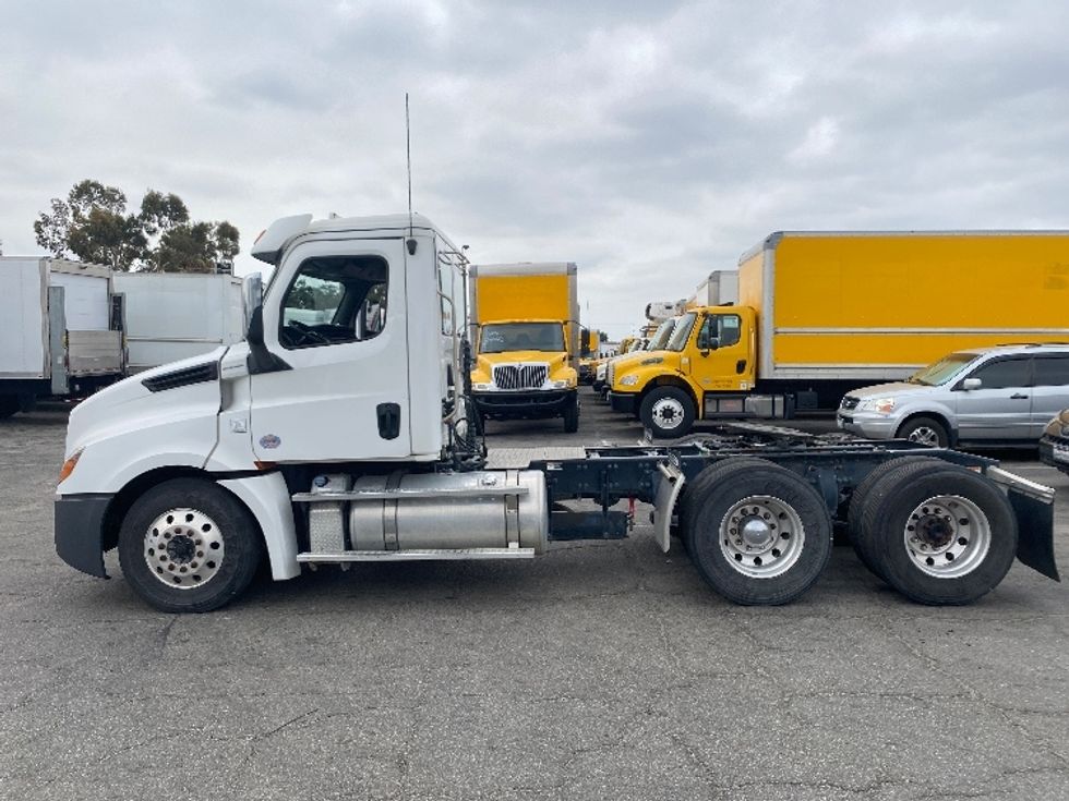 Day Cab Tractor-Heavy Duty Tractors-Freightliner-2019-T12664ST-Torrance-CA-411,144\n\t\tmiles-$ 42,500 - Image 4